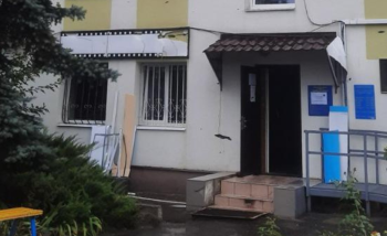 Внаслідок обстрілу Харківщини в Ізюмі пошкоджено будівлю податкової та поранено працівницю